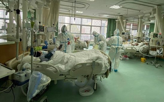 Một công dân Việt Nam đang được điều trị tích cực tại Bệnh viện số 5 tỉnh Giang Tây, Trung Quốc. (Nguồn: Reuters)